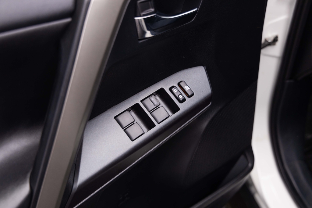 Toyota RAV4 Hybrid 2017 фото Toyota RAV4 Hybrid 2017 фото 13