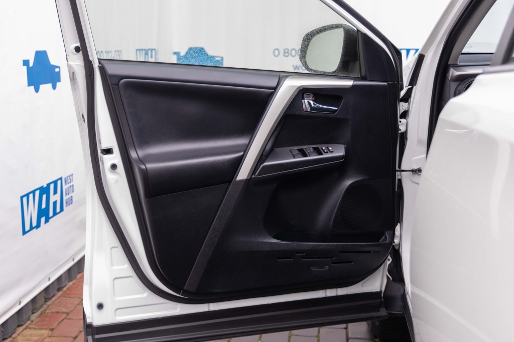 Toyota RAV4 Hybrid 2017 фото Toyota RAV4 Hybrid 2017 фото 12