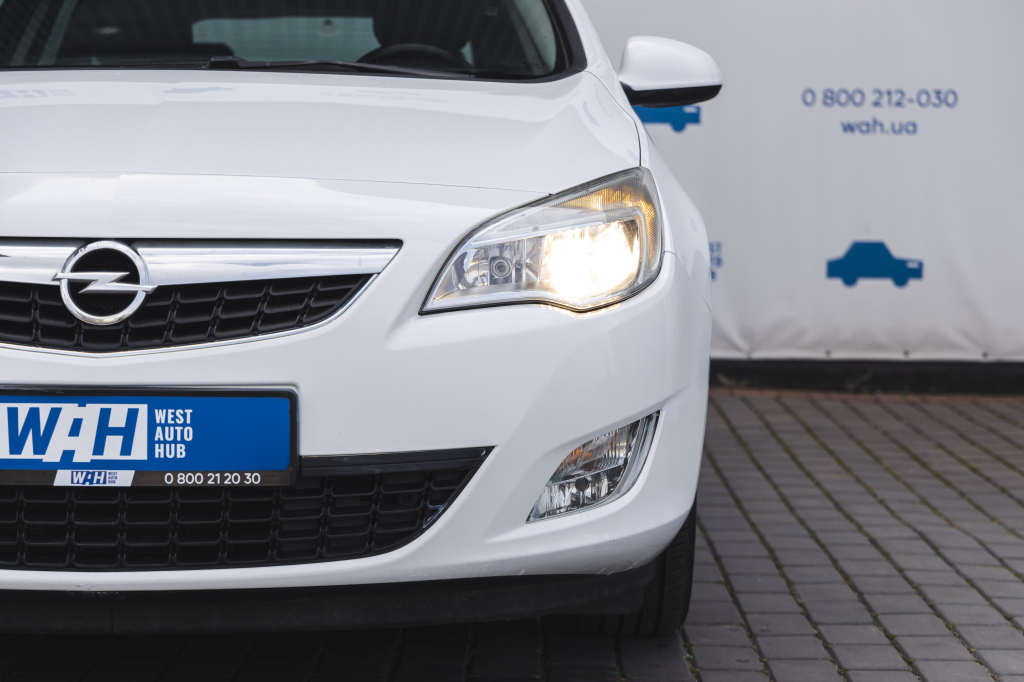 Opel Astra J 2011 фото 2