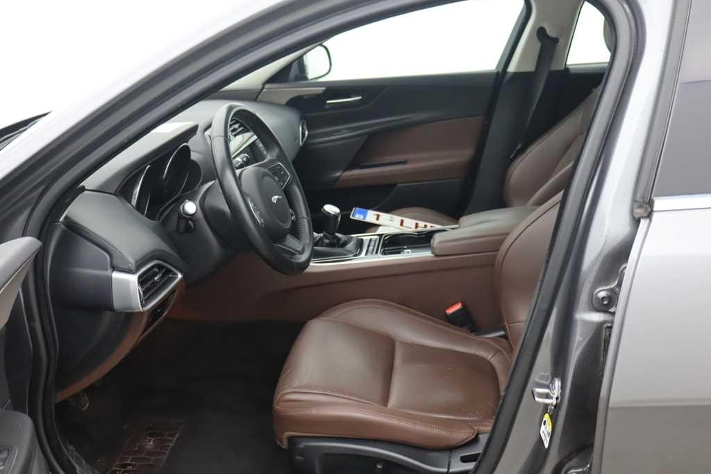 Jaguar XE 2015 photo 4