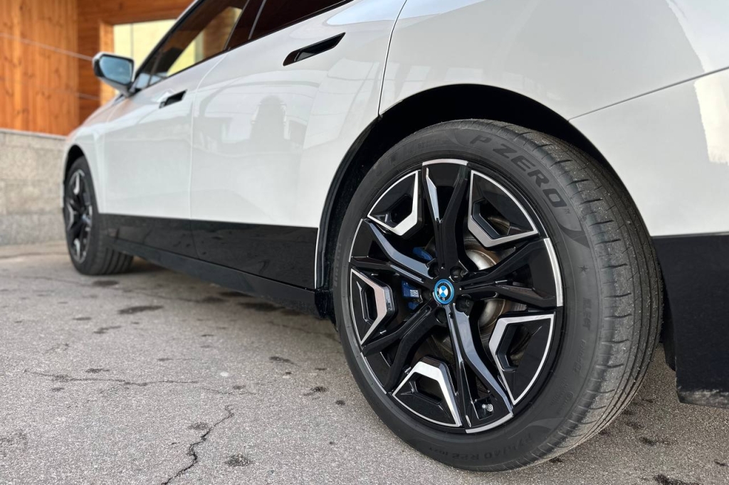 BMW iX xDrive40 2021 фото 6