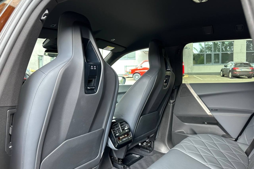 BMW iX xDrive40 2022 фото BMW iX xDrive40 2022 фото 16