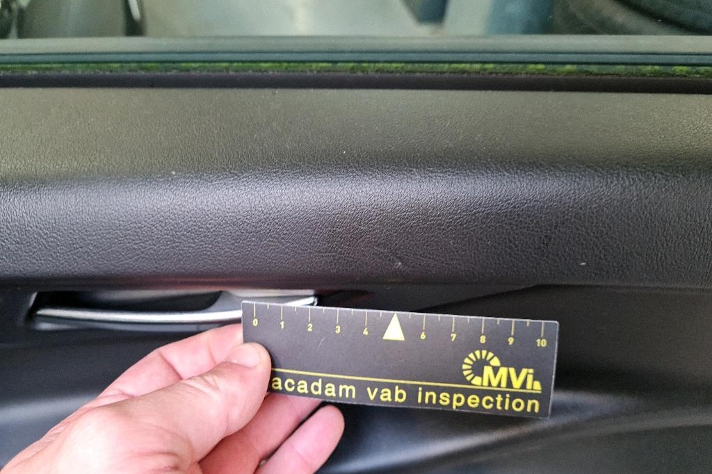 Jaguar XE 2016 photo 16