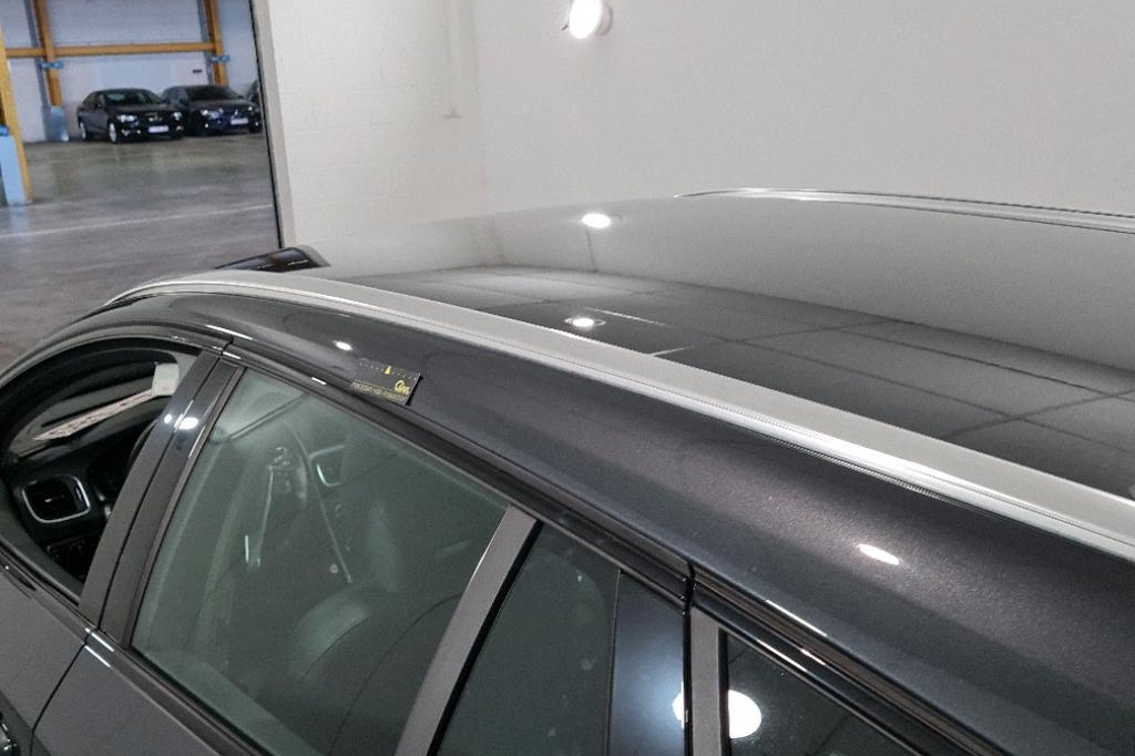 Volvo V60 Cross Country 2017 photo 20