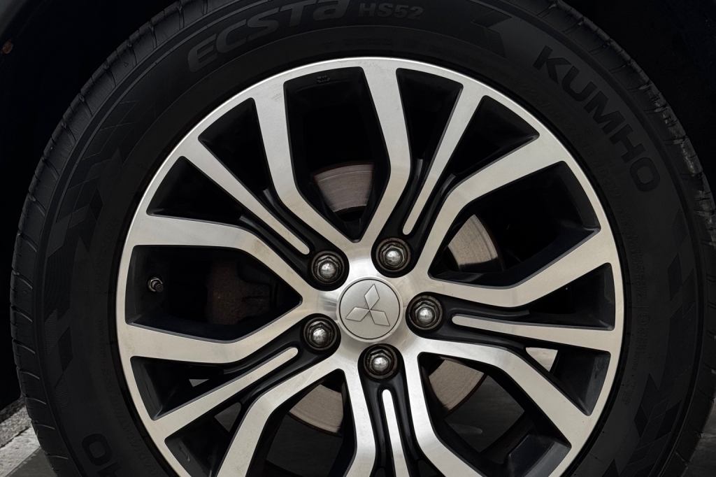 Mitsubishi Outlander 2017 фото Mitsubishi Outlander 2017 фото 12