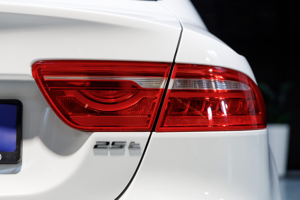 Jaguar XE 25T 2017 photo 8