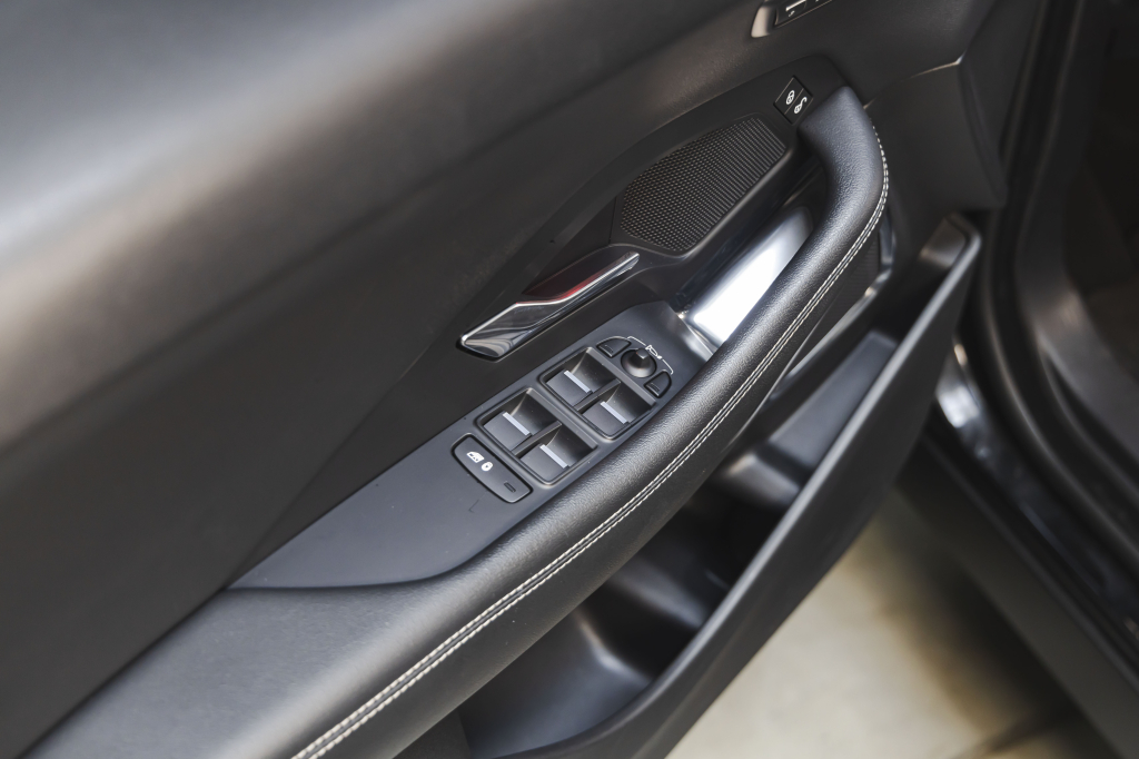 Jaguar E-Pace 2018 фото Jaguar E-Pace 2018 фото 16