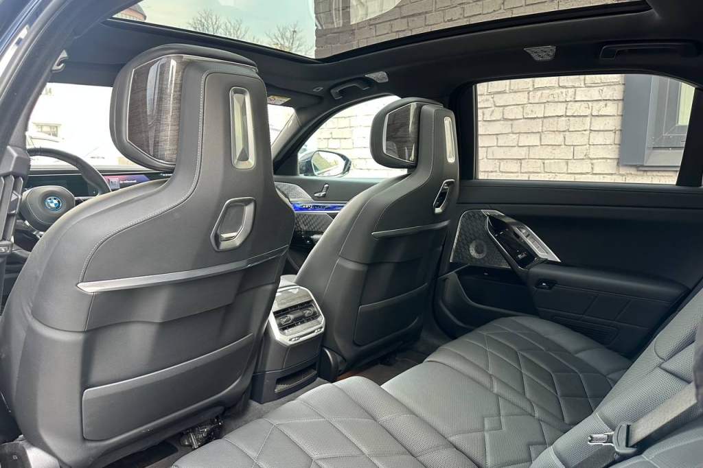 BMW i7 2023 фото 18