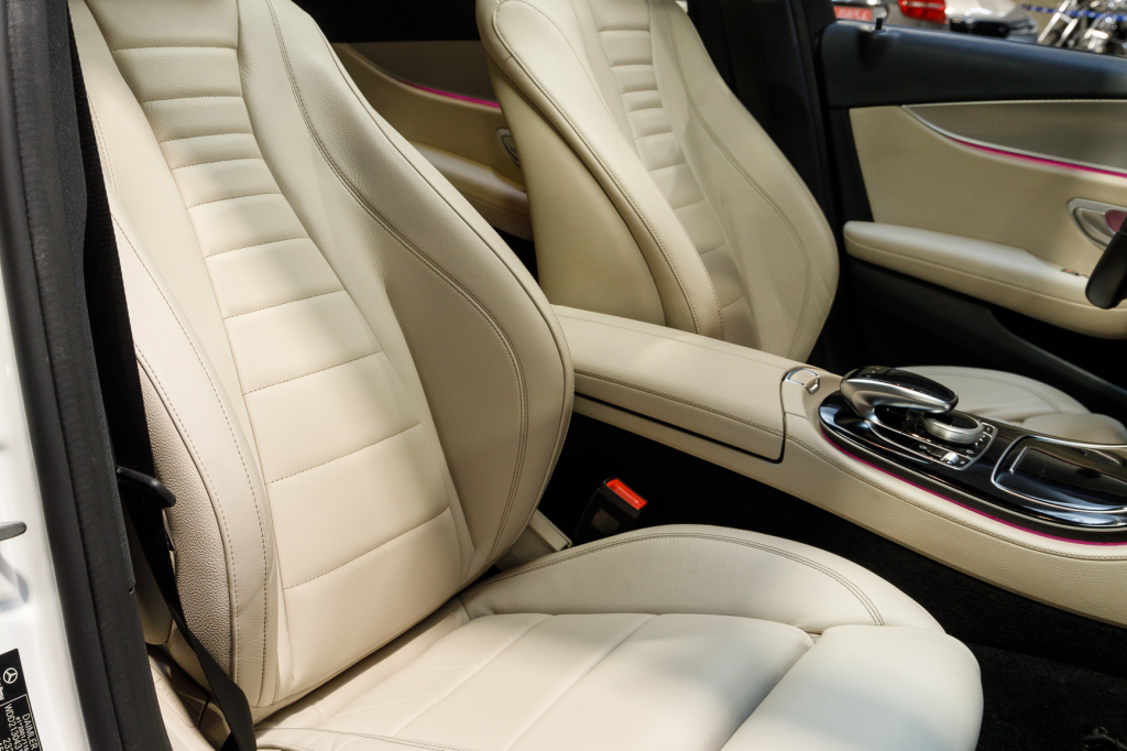 Mercedes-Benz E 200 4Matic AMG Line photo 12