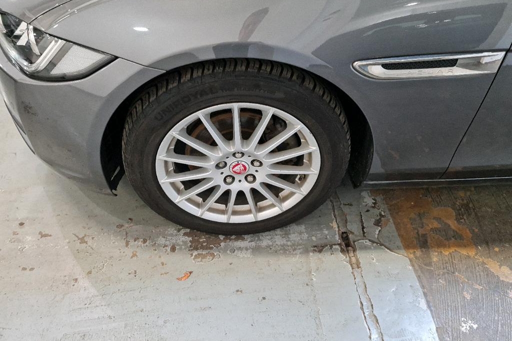 Jaguar XE 2016 photo 15