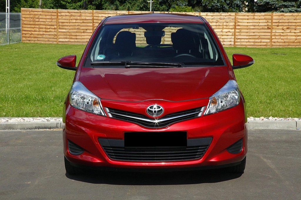 Toyota Yaris 2012 фото 1