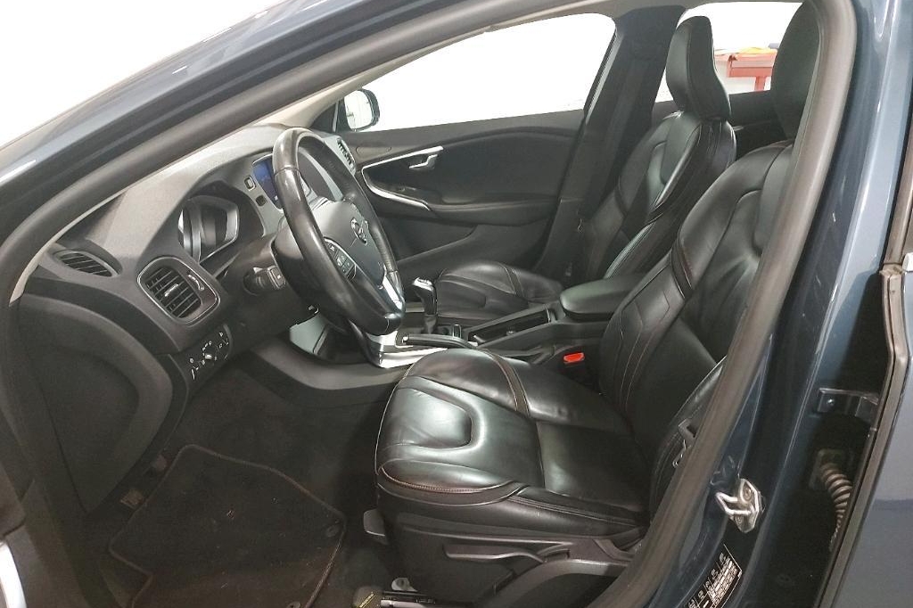 Volvo V40 2017 фото 26