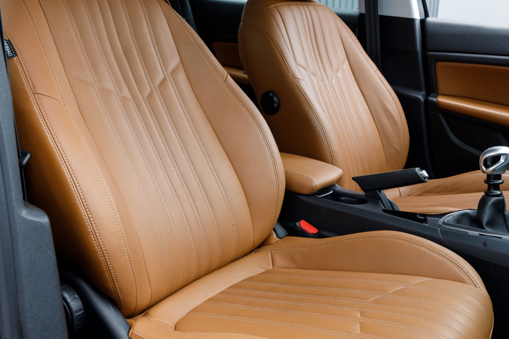 Peugeot 308 2015 фото 16