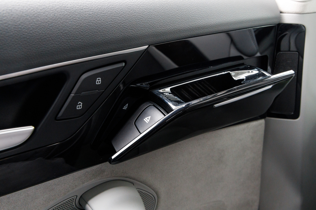 Audi A8 2014 photo 9