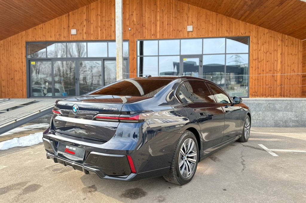 BMW i7 2023 фото 7
