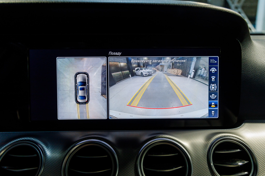 Mercedes-Benz E 200 4Matic AMG Line photo 11