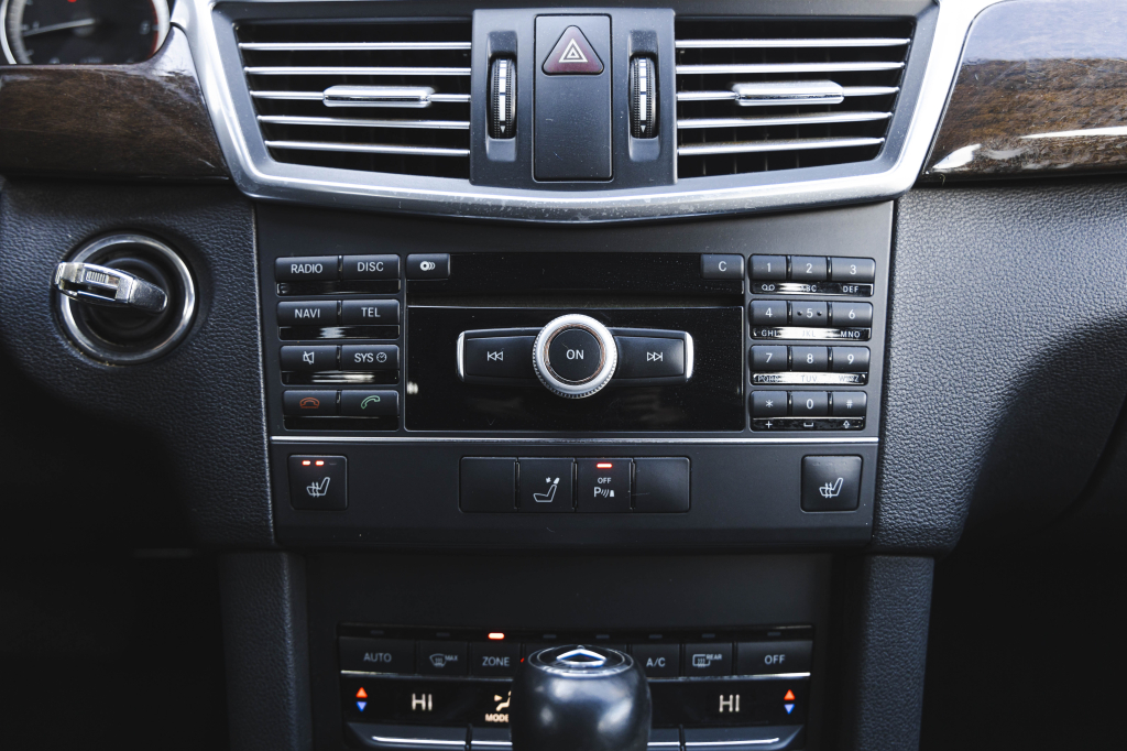 Mercedes-Benz E-Class 2010 photo 27