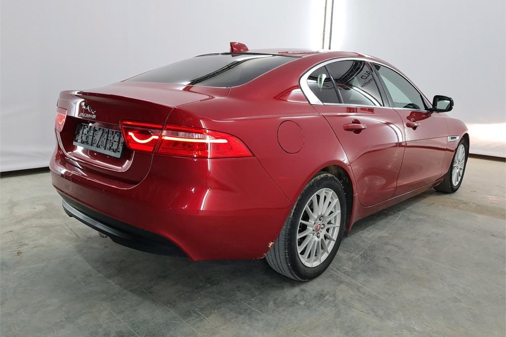 Jaguar XE 2016 photo 3