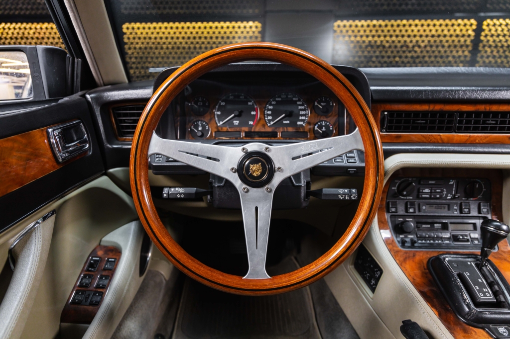 Jaguar XJ 1993 фото Jaguar XJ 1993 фото 25