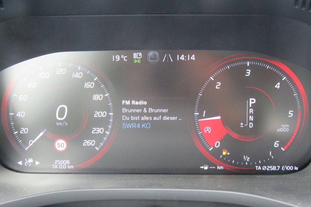 Volvo XC60 2020 фото 3