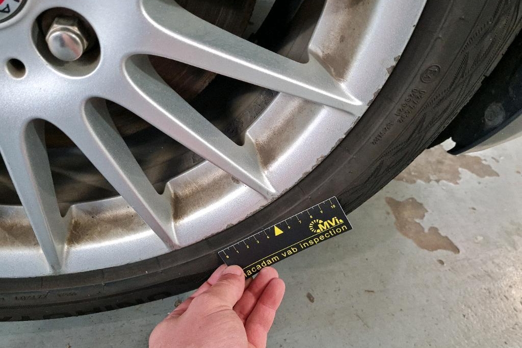 Jaguar XE 2016 photo 12