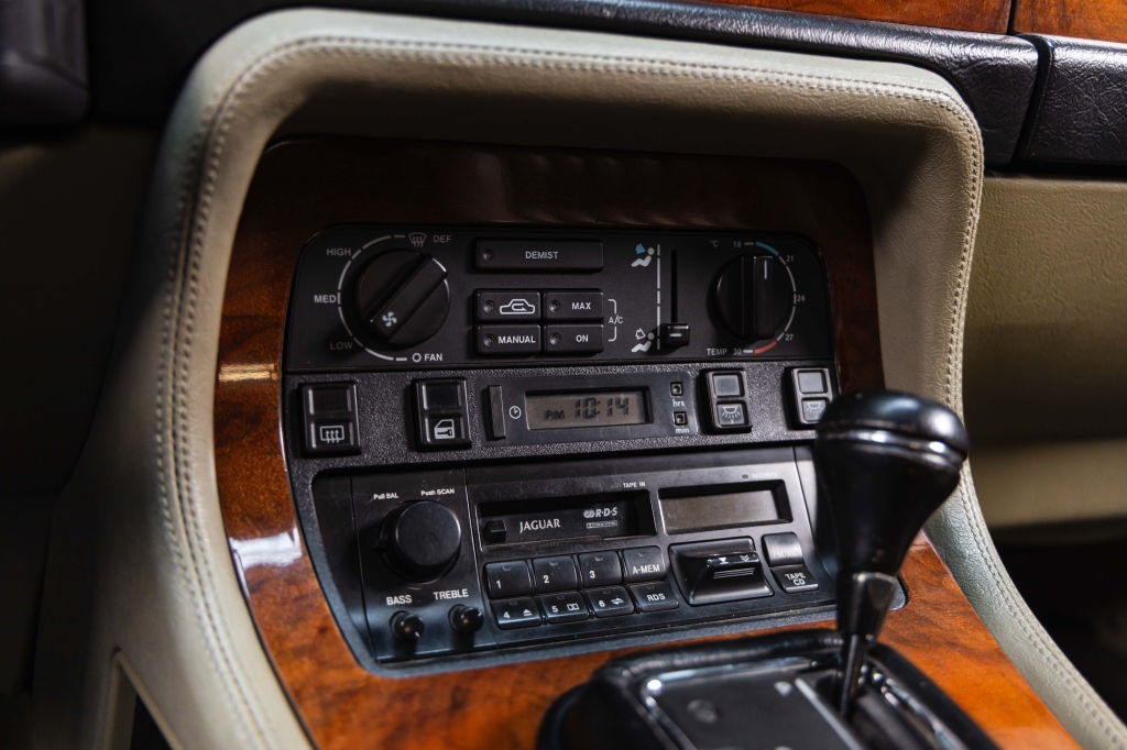 Jaguar XJ 1993 фото Jaguar XJ 1993 фото 29