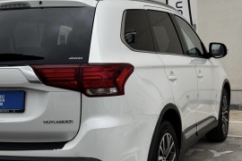 Mitsubishi Outlander 2017 фото Mitsubishi Outlander 2017 фото 2