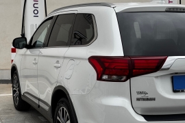 Mitsubishi Outlander 2017 фото Mitsubishi Outlander 2017 фото 3