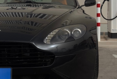 Aston Martin V8 Vantage 2006 фото 2