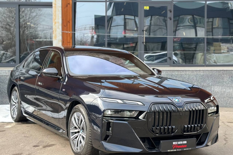 BMW i7 2023 фото