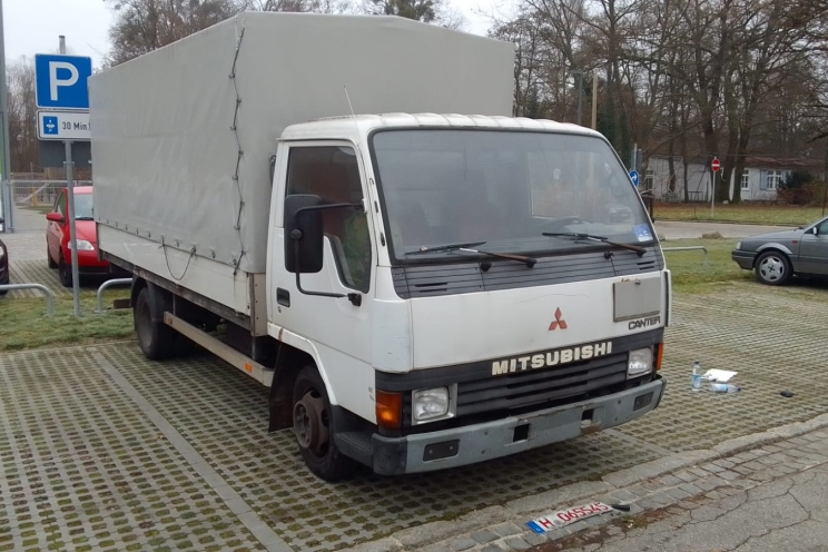 Mitsubishi Canter 1990 photo