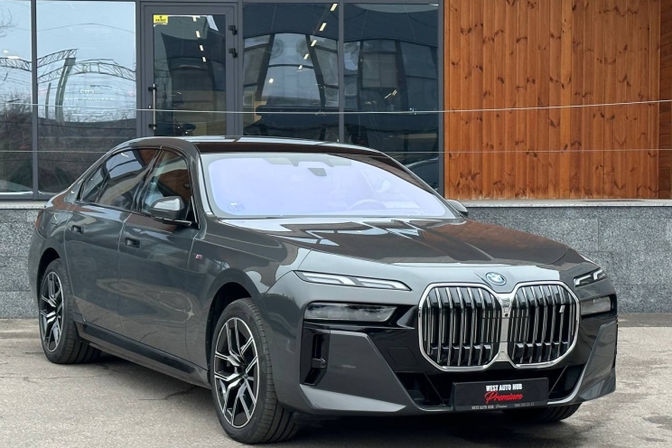 BMW i7 xDrive60 2023 фото