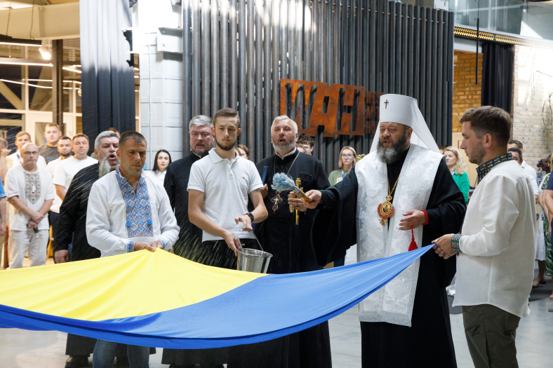 До Дня прапора у WAH відкрили 12-метровий флагшток та  урочисто підняли синьо-жовтий стяг фото До Дня прапора у WAH відкрили 12-метровий флагшток та  урочисто підняли синьо-жовтий стяг фото 7