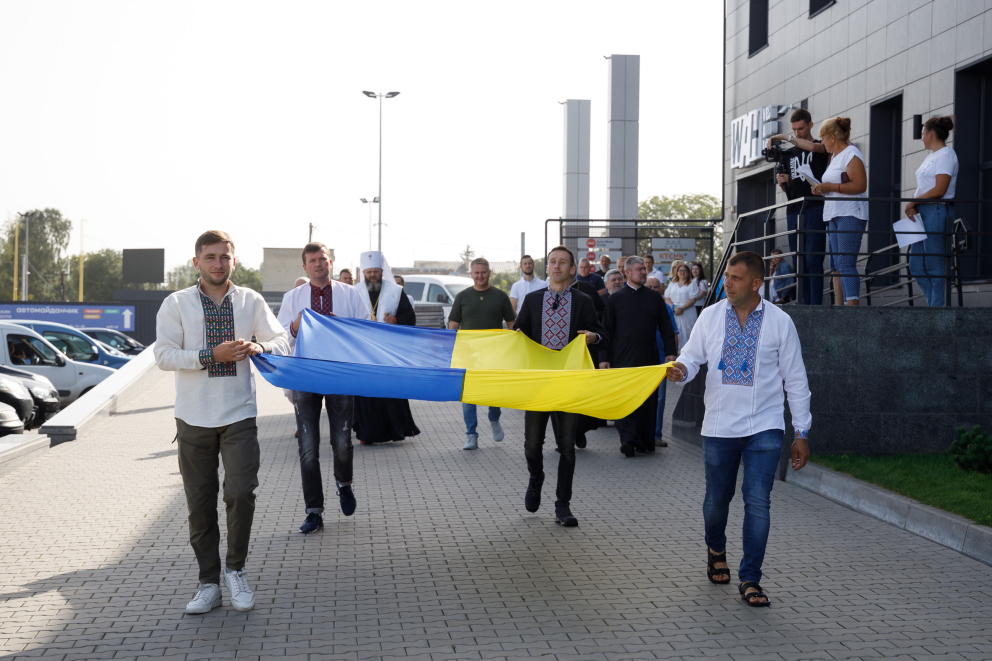 До Дня прапора у WAH відкрили 12-метровий флагшток та  урочисто підняли синьо-жовтий стяг фото До Дня прапора у WAH відкрили 12-метровий флагшток та  урочисто підняли синьо-жовтий стяг фото