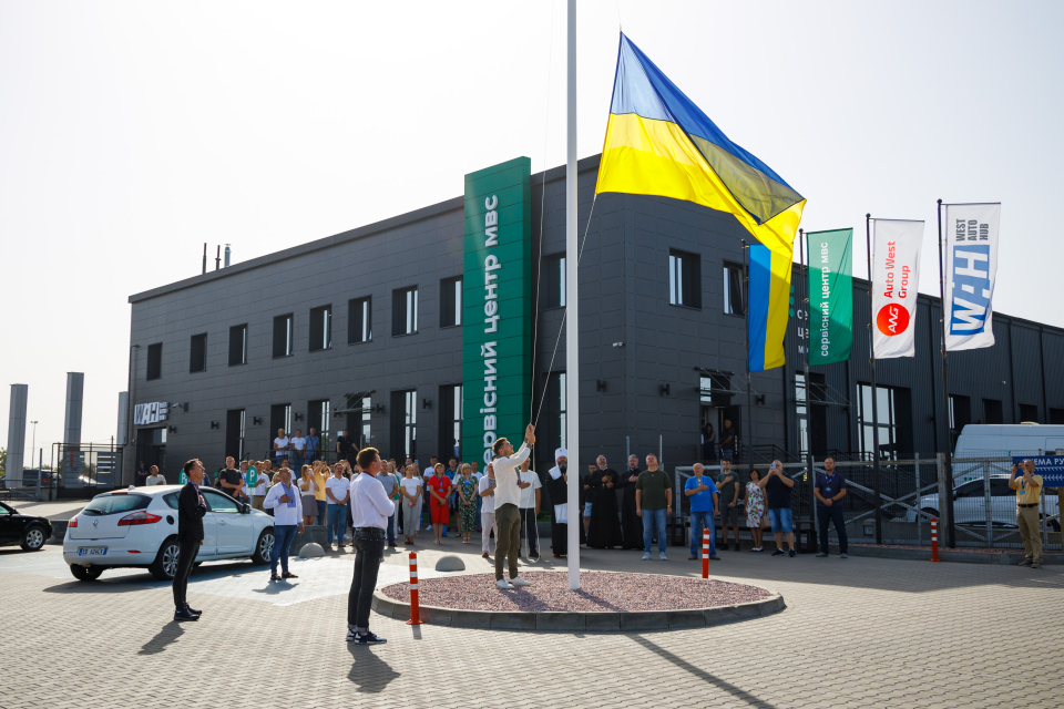До Дня прапора у WAH відкрили 12-метровий флагшток та  урочисто підняли синьо-жовтий стяг фото До Дня прапора у WAH відкрили 12-метровий флагшток та  урочисто підняли синьо-жовтий стяг фото 1